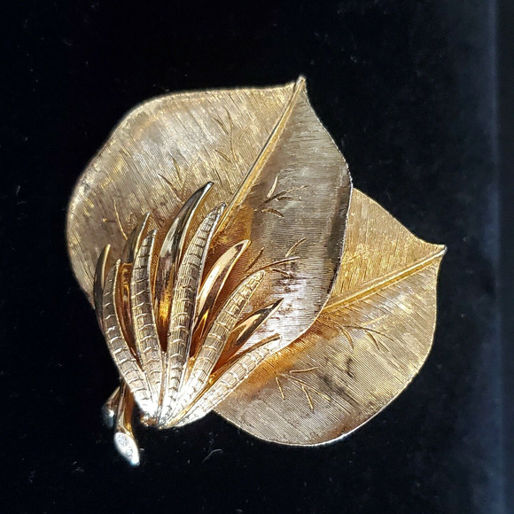 Vintage Designer Signed SA Gold Tone Leaf Brooch Pin - Picture 1 of 3
